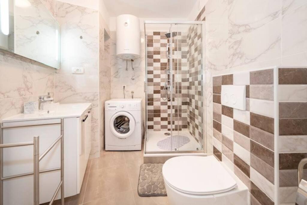 Sea City View W/ 2bd 1bt Free Street Parking *