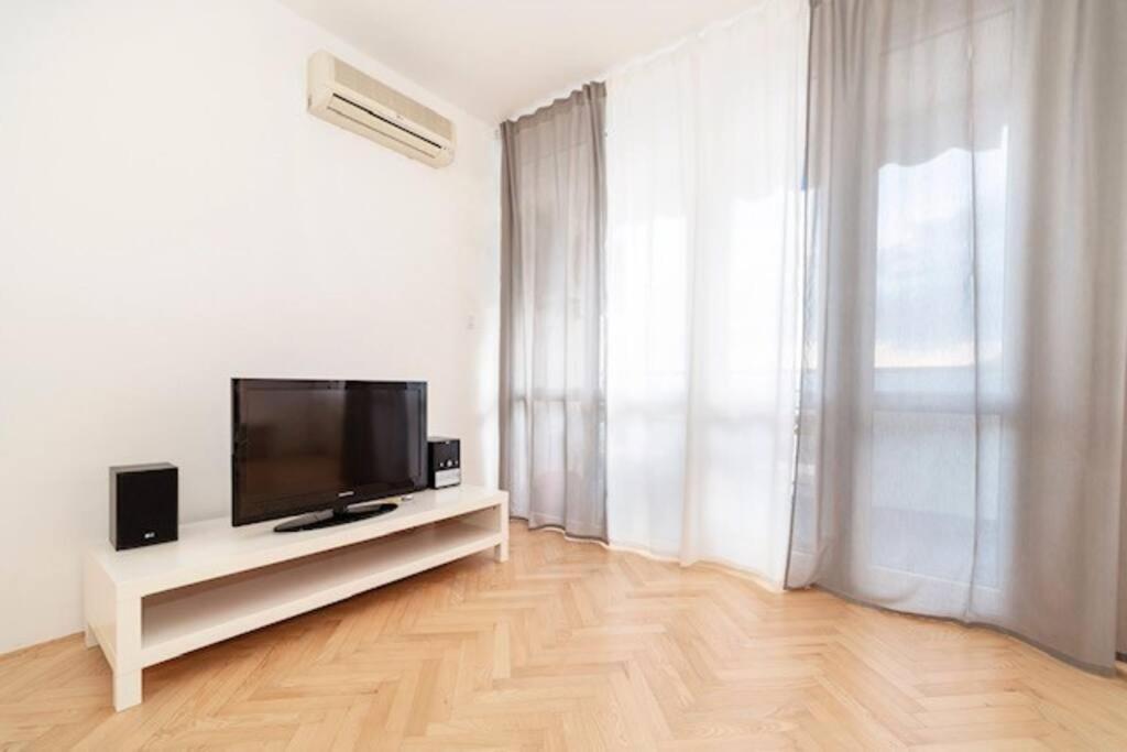 Sea City View W/ 2bd 1bt Free Street Parking *